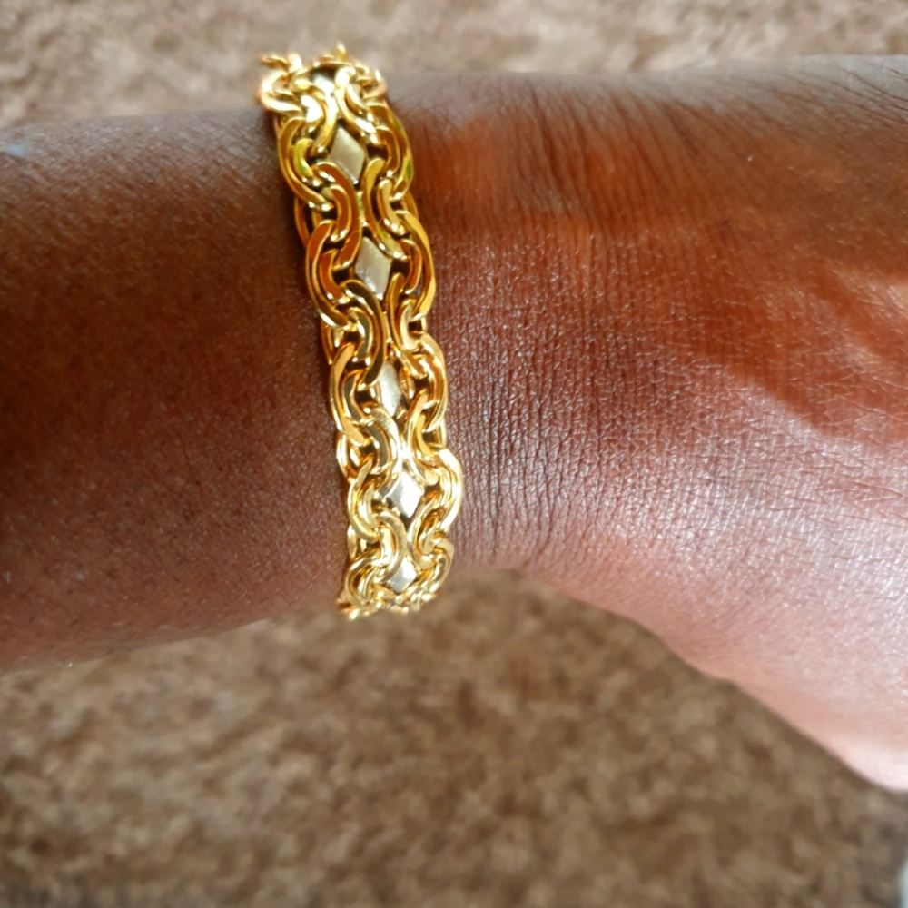 Beautiful Womens Gold Bracelet 18kt Gold. 12.4 grams